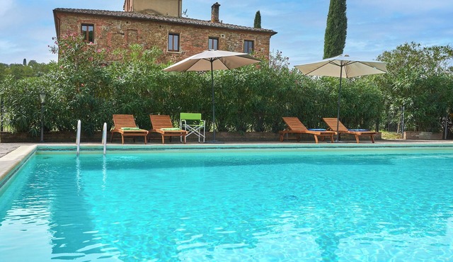 Apartment with a beautiful view of the pool and Torrita village