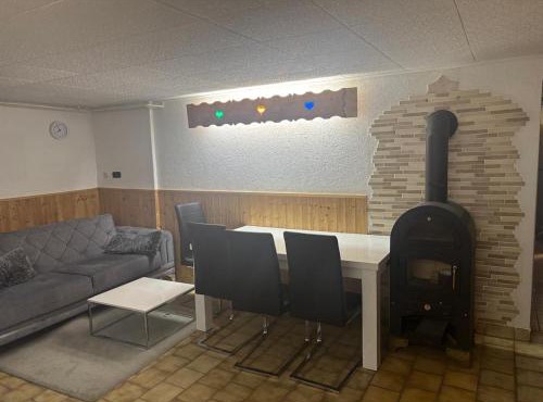 Apartment with kitchen, double bed, TV, S-Bahn 5 min