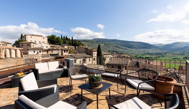 APARTMENT WITH LARGE ROOFTOP TERRACE, A/C, lift, free parking. Sleeps up 4