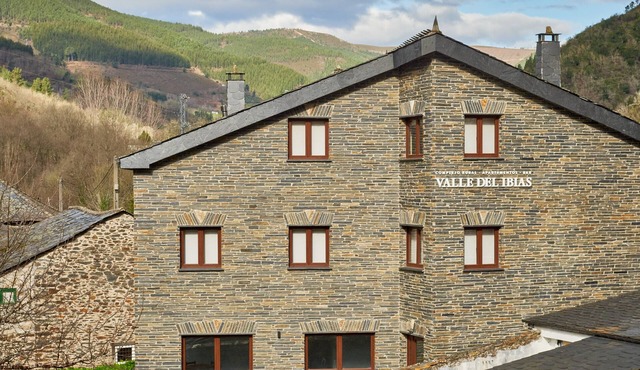 Apartment with Mountain Views and Shared Garden Valle del Ibias 1 Right