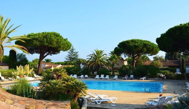 Apartment with pool, 300m beaches Tahiti, Moorea, Ramatuelle, St-Tropez.
