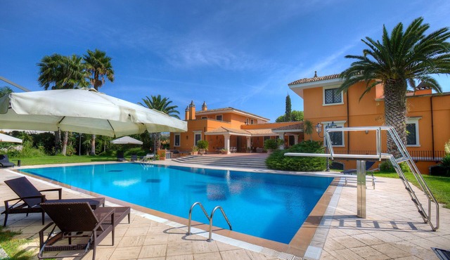 Apartment with pool, soccer field, tennis court, beach volleyball, m991