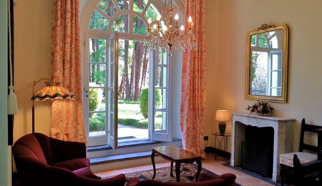 Apartment with private Italian-style garden, a few steps from the lake.