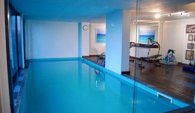 Apartment with private pool and garden at Como hills
