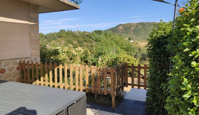 Apartment with private terrace, in the country and in the city at the same time.