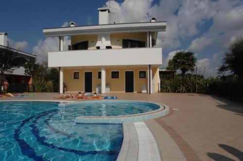 Apartment with shared pool for 4 guests