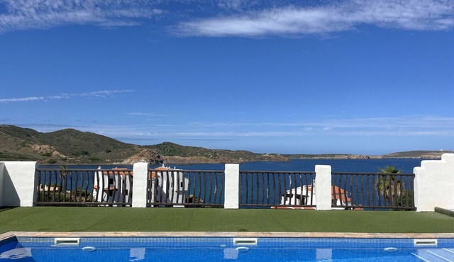 Apartment with swimming pool and stunning seaviews