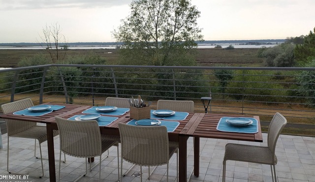 Apartment with terrace overlooking the lagoon