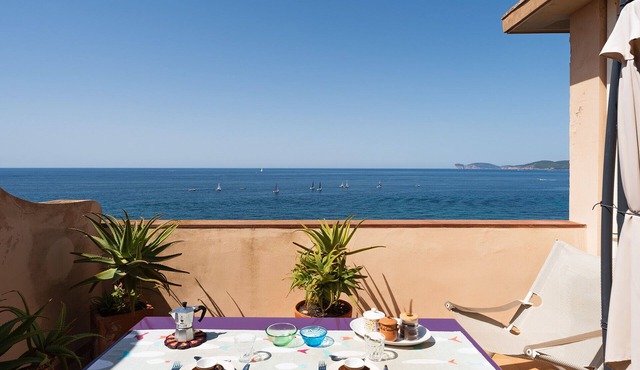 Apartment with terrace and view of the sea