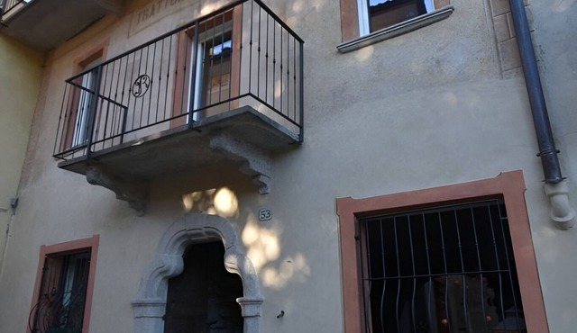 Apartmentin historical context - yellow