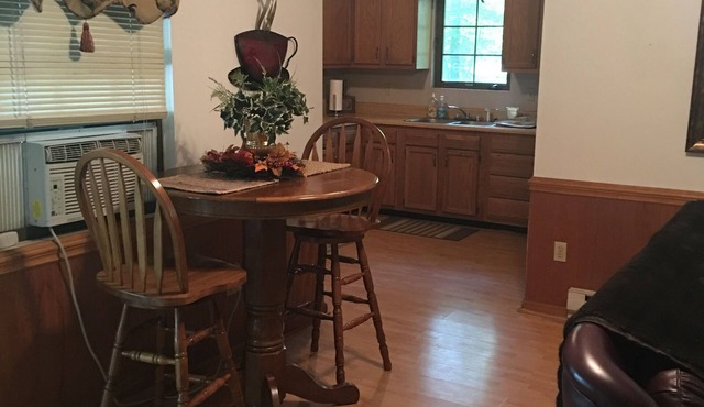 Appalachian 1Br Cabin Hot Tub on deck Cozy Getaway