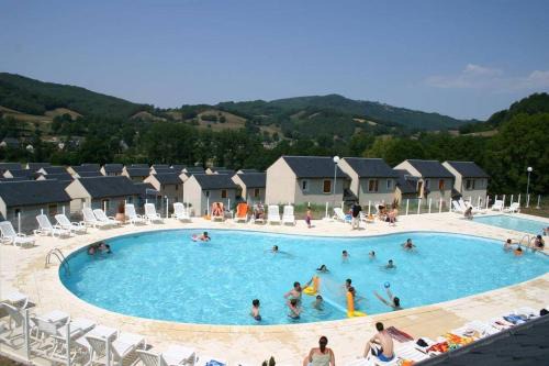 Appart T2 Village vacance 3 étoiles St Geniez d'Olt 1 piscines 75