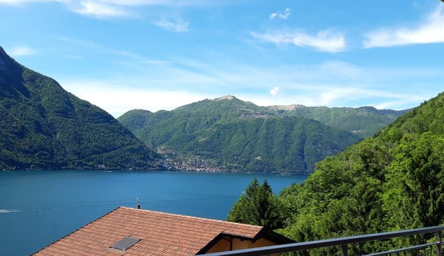 Appartamento "2 Il Tornante" with Lake & Mountain Views, Wi-Fi, A/C & Balcony
