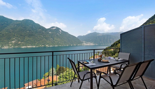 Appartamento 8 Il Tornante with Lake & Mountain Views, Wi-Fi, A/C & Balcony