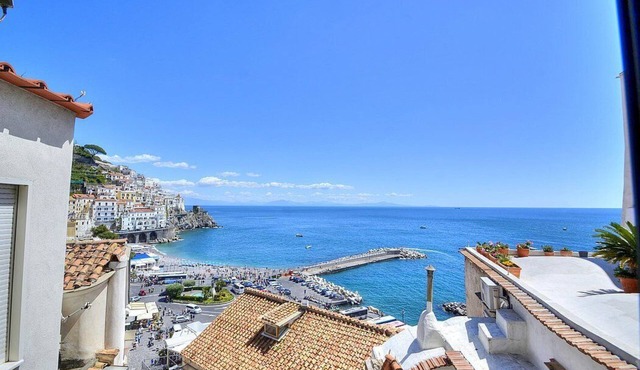 Appartamento Enos: A graceful apartment in a quiet position, situated at a short distance from the Cathedral of Amalfi, with Free WI-FI.