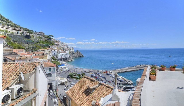 Appartamento Enos: A graceful apartment in a quiet position, situated at a short distance from the Cathedral of Amalfi, with Free WI-FI.