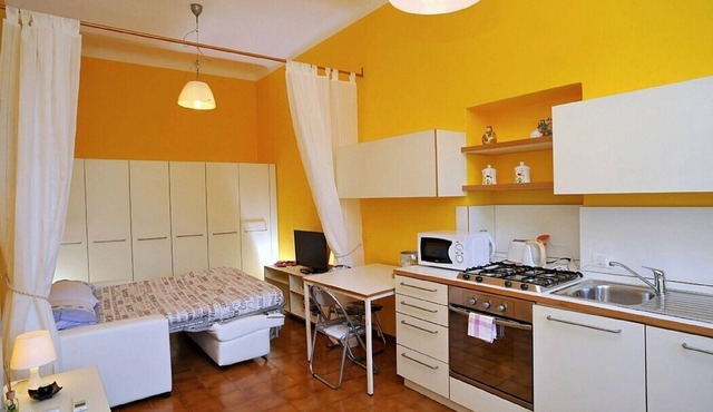 Appartamento Gilberto: A cozy and welcoming studio apartment situated at a short distance from the shores of Lake Como, with Free WI-FI.
