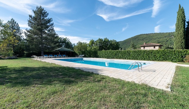 Appartamento Falco Piccolo with Hills View, Pool, Garden & Wi-Fi
