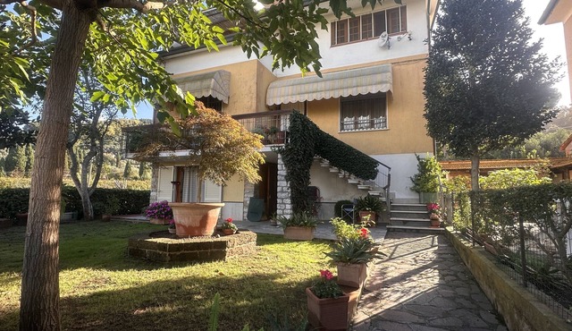 Appartamento Raffaello in riva al lago con giardino e piscina