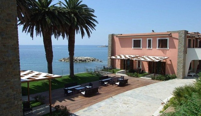 Appartamento Torre Caleo L: A charming apartment located right on the beach, with Free WI-FI.