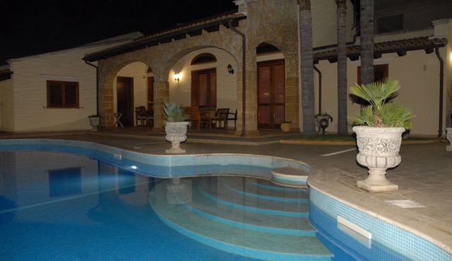 APPARTAMENTOSIGNORILE A BORDO PISCINA IN VILLA DI LUSSO CON PISCINA CONDIVISA