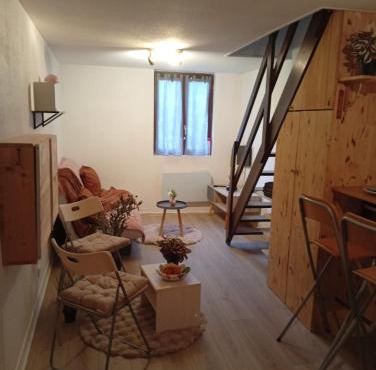 Appartement quatorze 14 en face de la mairie, wifi gratuit