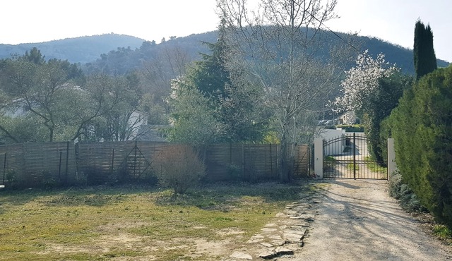 Appartment within villa between Aix-en-Provence and Marseille