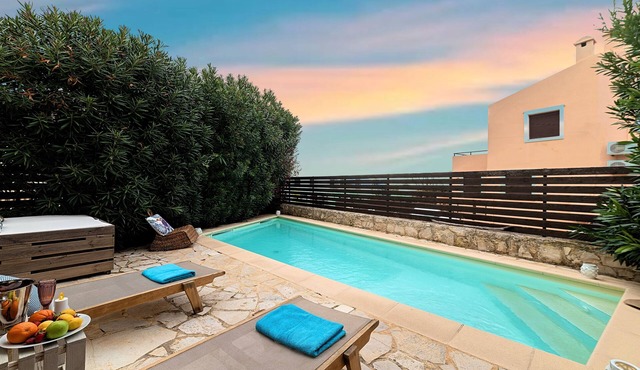 Apple Red Villa Private Pool