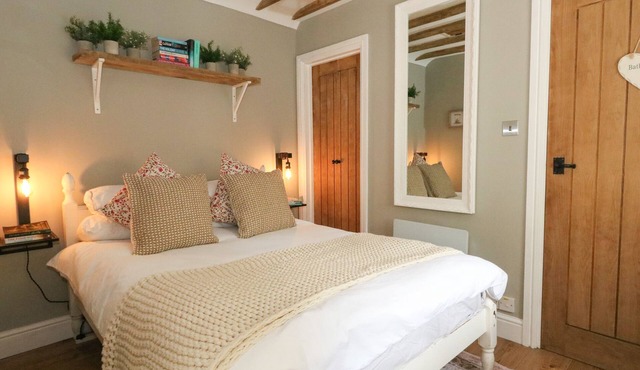 APPLE TREE COTTAGE, pet friendly, with a garden in Preston