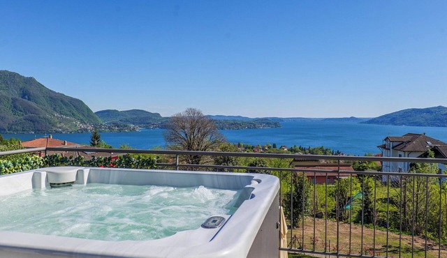 Approx. 210 m² 6½-room house unit with large sun terrace with whirlpool and dream lake view