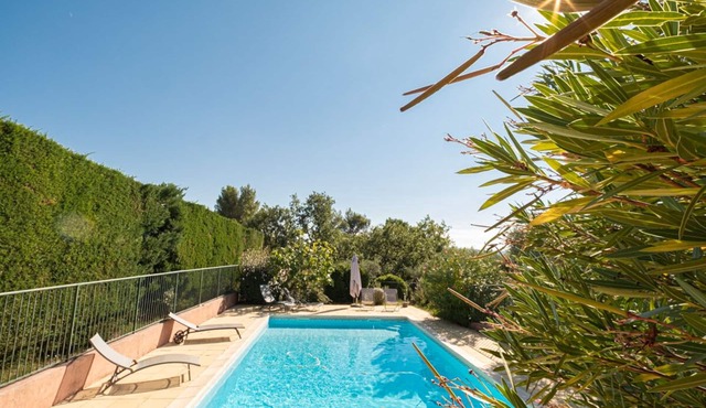 Approximately 1.2 km from the village of Roussillon, Provencal holiday home with pool