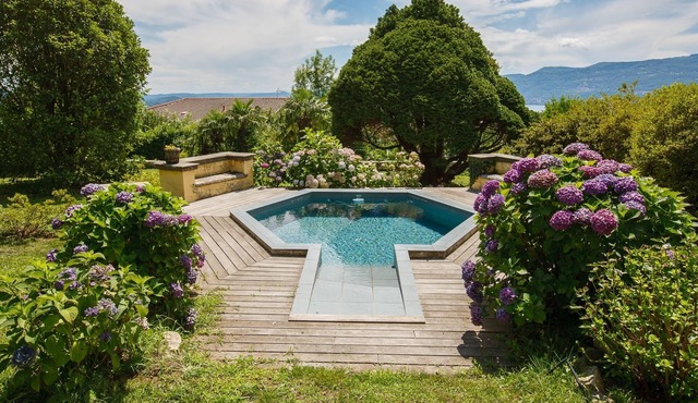 Approximately 250 m² 7-room house with refreshment basin and dream view