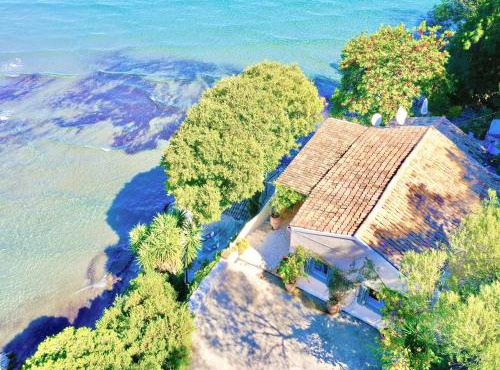 Apraos Beachfront House by DadoVillas