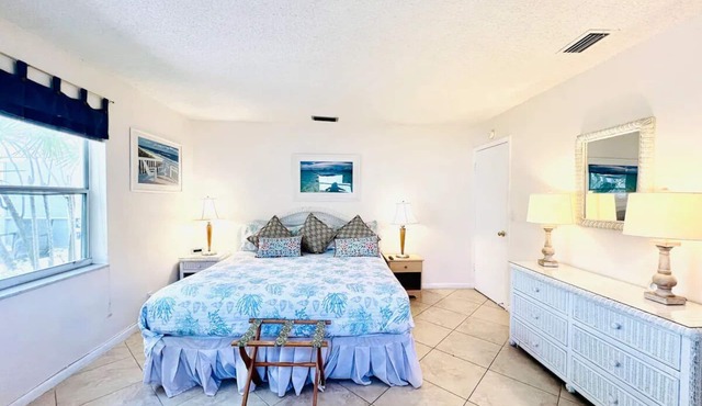 Apt#1-Charming relaxing -beautiful APT-80yard walk to the BEACH wBBQ/Patio
