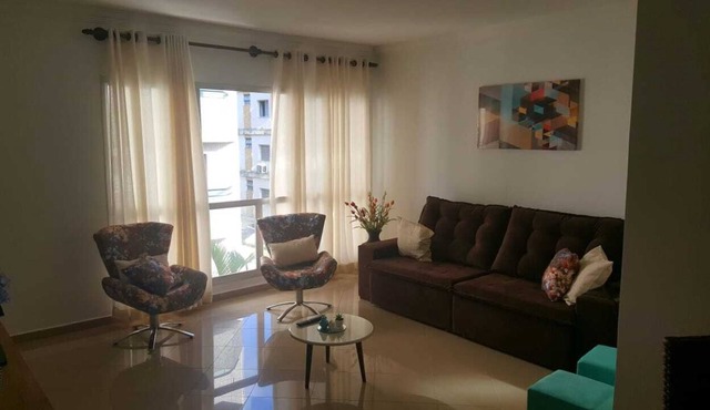 Apt 3 bedrooms (1 suite), 2 blocks from the beach.