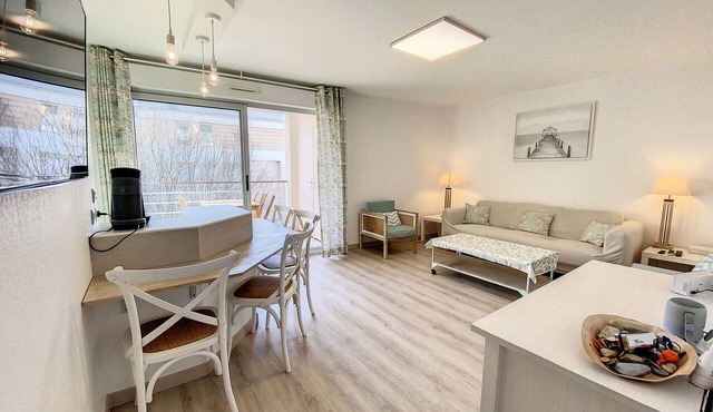 Apt 4 ppl modern and bright, nice terrace, pool