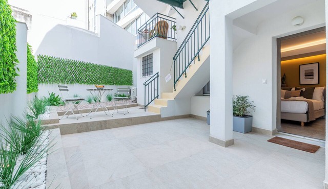 Apt 6 ground floor studio with patio