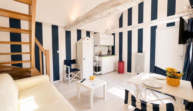 Apt duplex ou plain pied tout confort plein centre ville Bayeux proche commerces, restaurants, avec terrasse privative ou jardin commun aménagé clos, parking gratuit à proximité, proche plages du débarquement