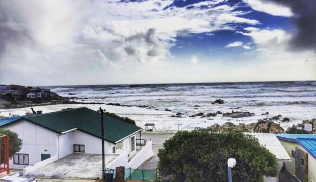 Apt on Beach front, Modern 2BR Solar, 50m to beach