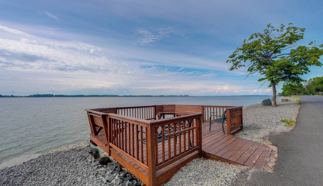 Apt on St Lawrence River in Cape Vincent!