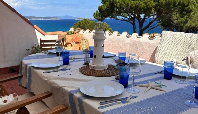 Apt. Pals Beach/Begur with views of the Medes Islands.quiet area.community pool