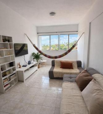 APT ventilado, 2 quartos, pertinho da praia