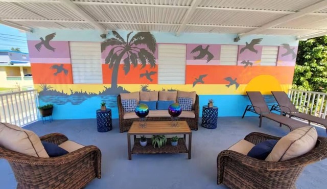 Apt w/Pool deck & Games, 5 mins from the Beach OU