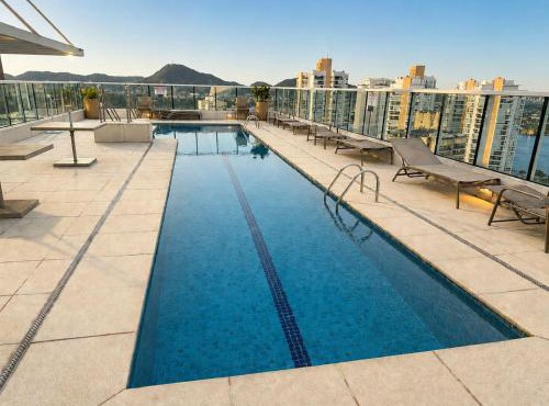 Apto Com Piscina e Hidro a 500m da Ponta da Praia