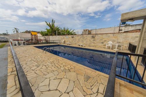 Apto com Piscina e Vaga a 750m da Praia da Enseada