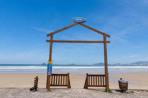 Apto com Varanda e Vaga a 500m da Praia da Enseada