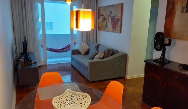 Apto Guarujá na Praia das Pitangueiras com Ar Condicionado e Internet WiFi, sendo 1 dormitório e sala 2 ambientes, Smart TV e garagem coberta, super perto da praia !
