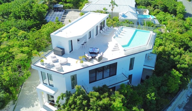Aqualara Villa Luxury Island Retreat w/Rooftop Lounge Pool