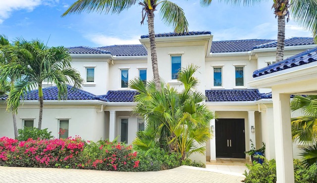 Aqualina Villa is a Luxurious 5 BDR Villa with an Amazing Ocean View