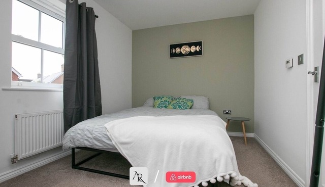 AR Properties Short Lets Colchester | 2 BDR House | Free Parking